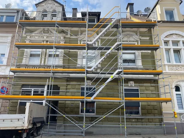 Denkmal-Altbau von 1893 komplett eingerüstet mit Treppenturm
