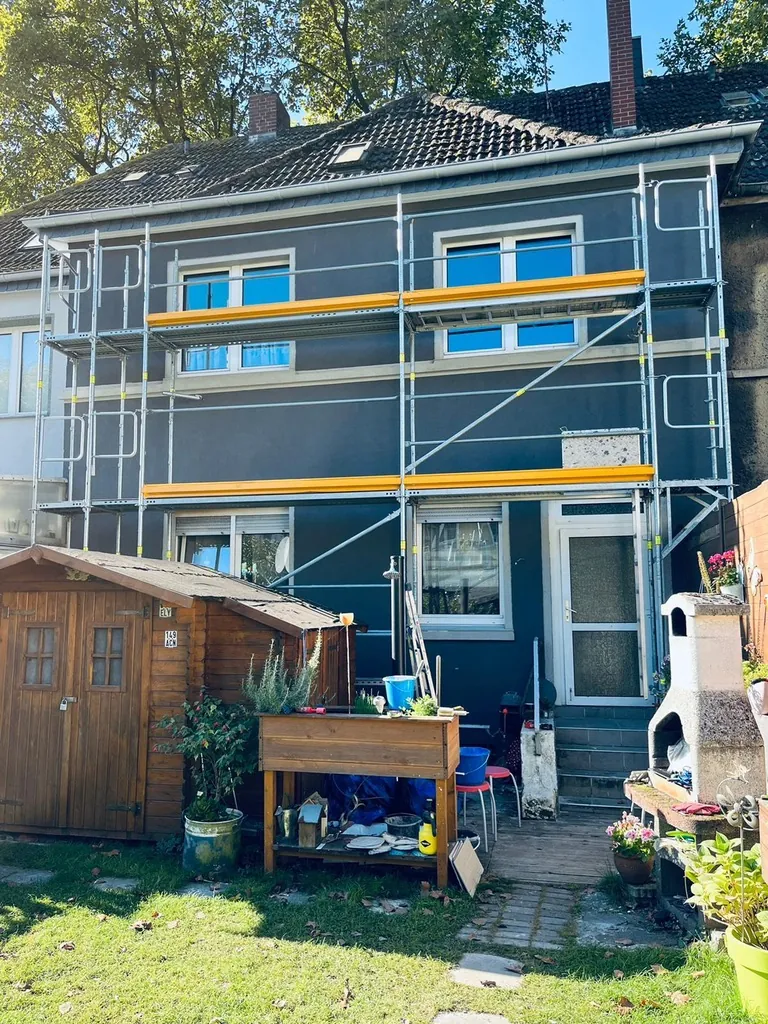 Einfamilienhaus mit Fassadengerüst in NRW