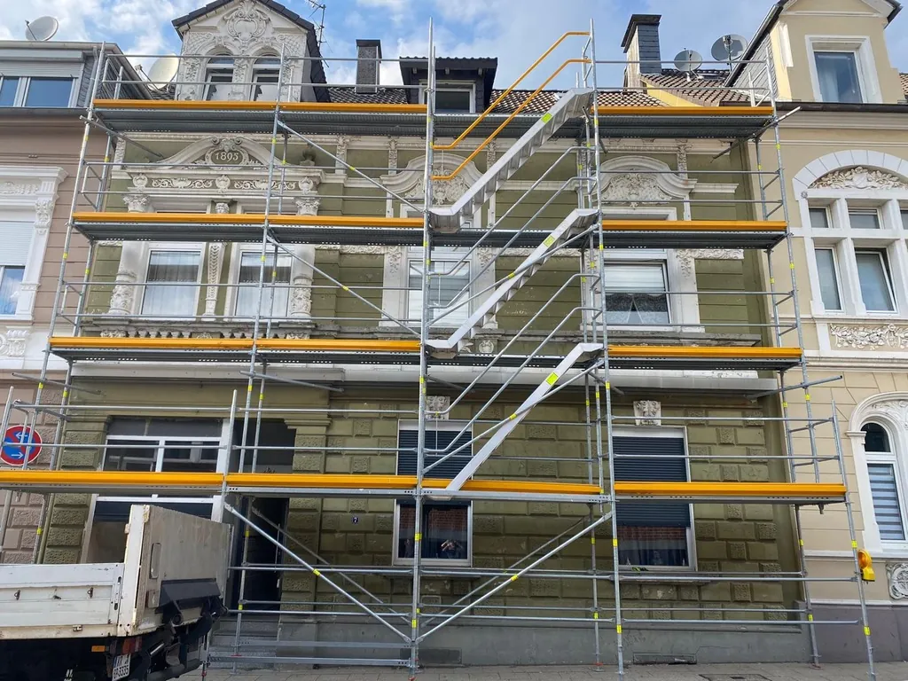 Denkmal-Altbau von 1893 komplett eingerüstet mit Treppenturm