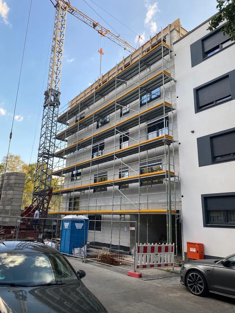 Mehrgeschossiger Neubau mit Gerüst und Kran