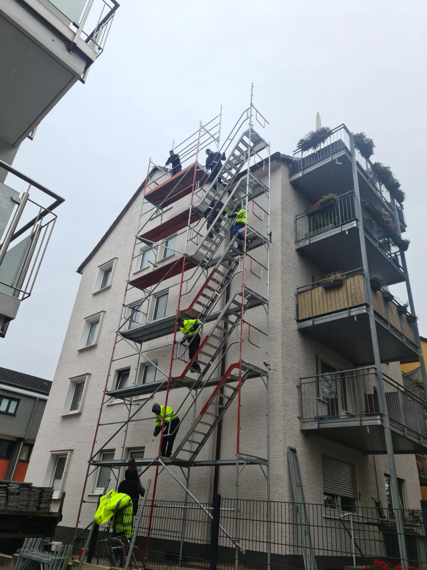 Unser Team beim Aufbau eines Treppenturm-Gerüsts